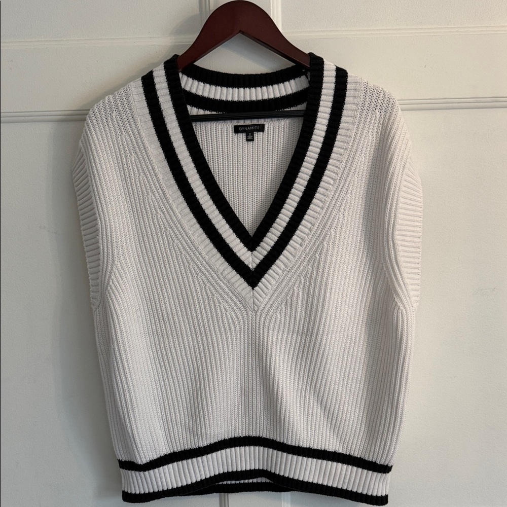 Dynamite Black and White V-Neck Sleeveless Sweater Vest